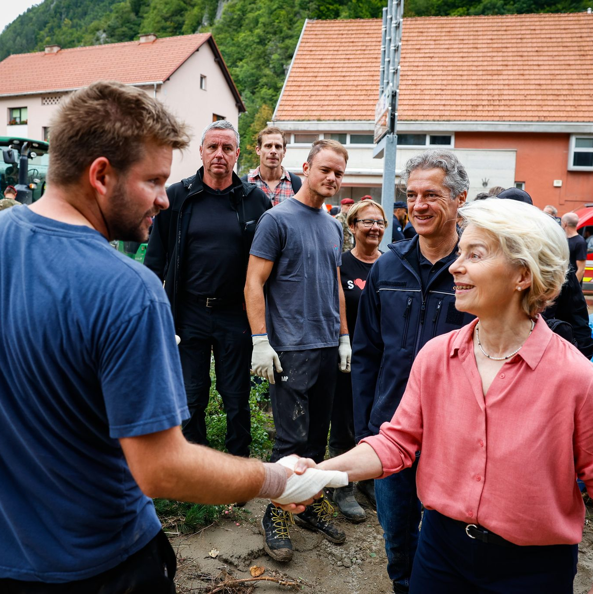 EU-Kommissionspräsidentin Ursula von der Leyen besucht ein Katastrophengebiet in Slowenien. - Foto: Anze Malovrh/STA/dpa