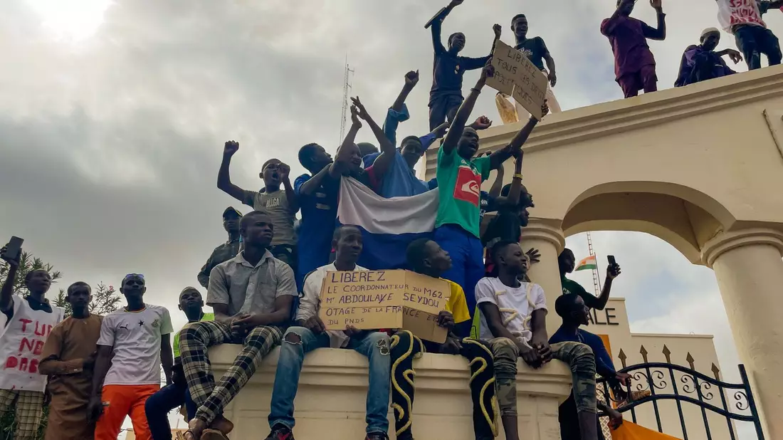 Anhänger der regierenden Junta im Niger jubeln auf der Straße. Am 26. Juli hatten Offiziere der Präsidialgarde in dem westafrikanischen Land den demokratisch gewählten Präsidenten Mohamed Bazoum entmachtet. - Bild: Sam Mednick/AP/dpa/Archiv