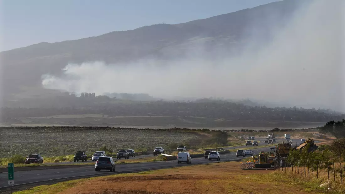 Rauch weht über den Hang des Vulkans Haleakala auf Hawaii von einem Feuer im Landesinneren. - Bild: Matthew Thayer/The Maui News/AP