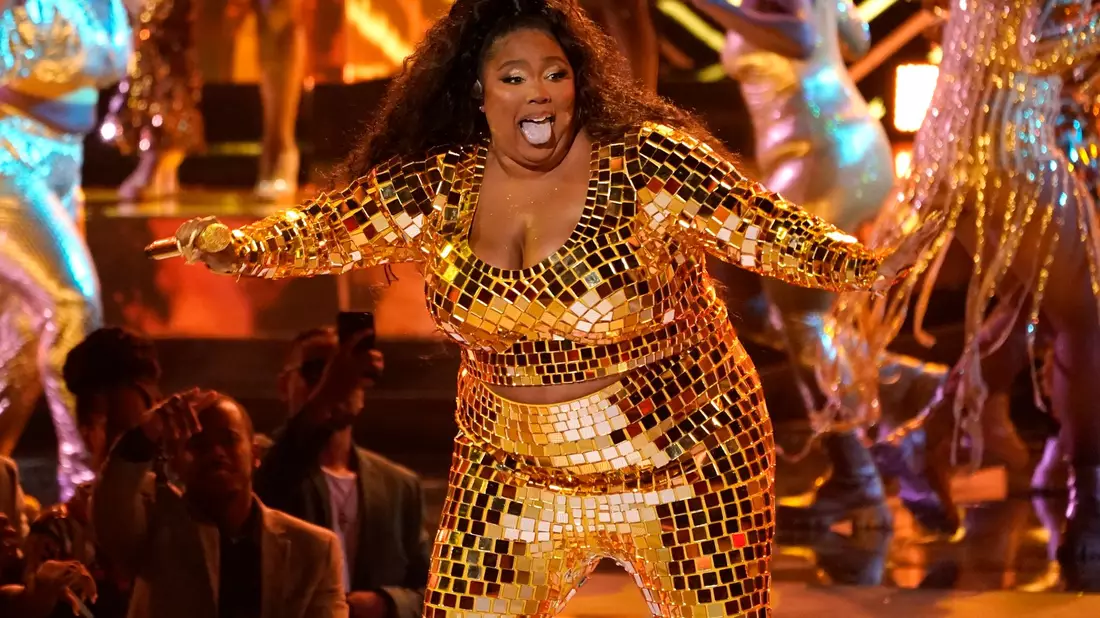 Lizzo performt bei den BET Awards im Microsoft Theater in Los Angeles. - Bild: Chris Pizzello/Invision via AP/dpa