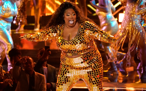 Lizzo performt bei den BET Awards im Microsoft Theater in Los Angeles. - Foto: Chris Pizzello/Invision via AP/dpa