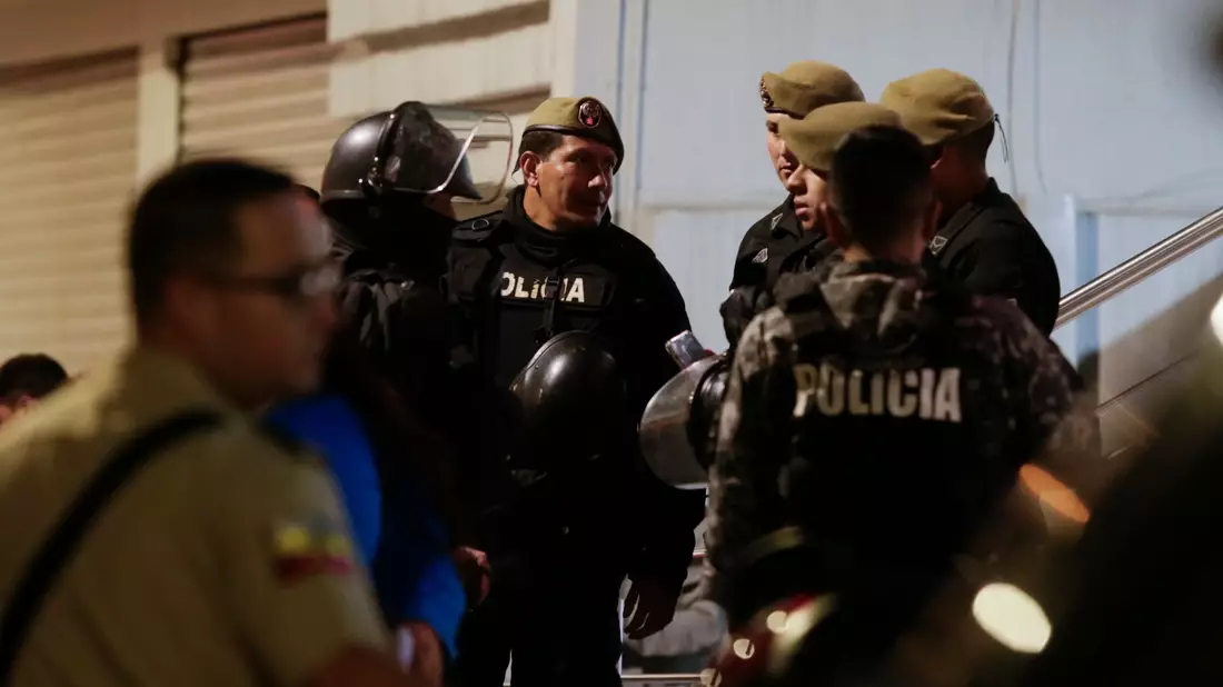 Polizisten bewachen das Krankenhaus, in das Verletzte nach dem Anschlag auf den ecuadorianischen Präsidentschaftskandidaten eingeliefert wurden. - Bild: Juan Diego Montenegro/AP/dpa