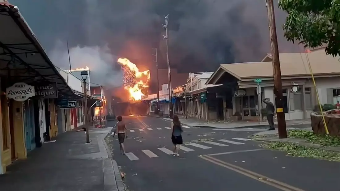 Die Lage wegen auf der Insel Maui ist laut Behörden derzeit nicht sicher. - Bild: Alan Dickar/AP/dpa