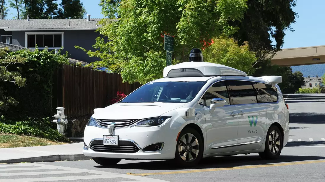 Ein selbstfahrendes Auto der Roboterwagenfirma Cruise ist auf einer Straße in San Francisco unterwegs. - Bild: Andrej Sokolow/dpa