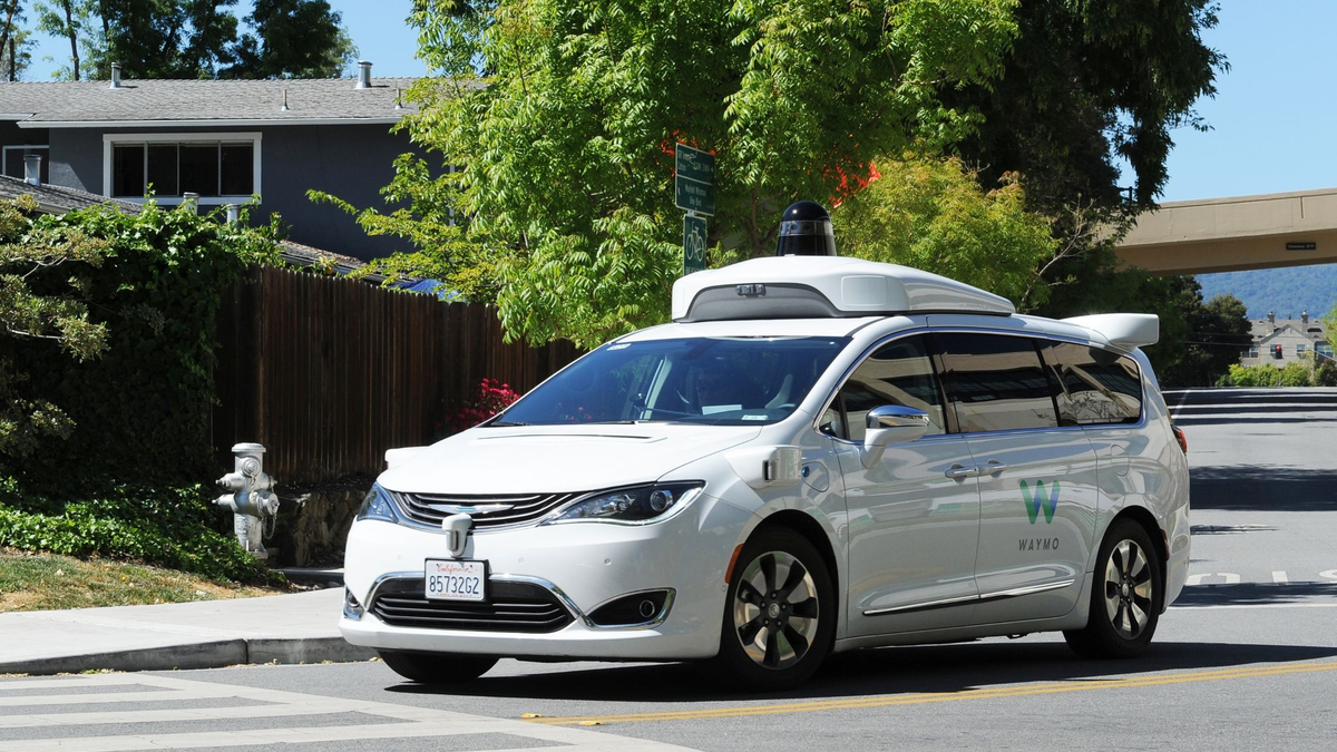 Ein selbstfahrendes Auto der Google-Schwesterfirma Waymo ist bei einer Testfahrt unterwegs. - Foto: Andrej Sokolow/dpa