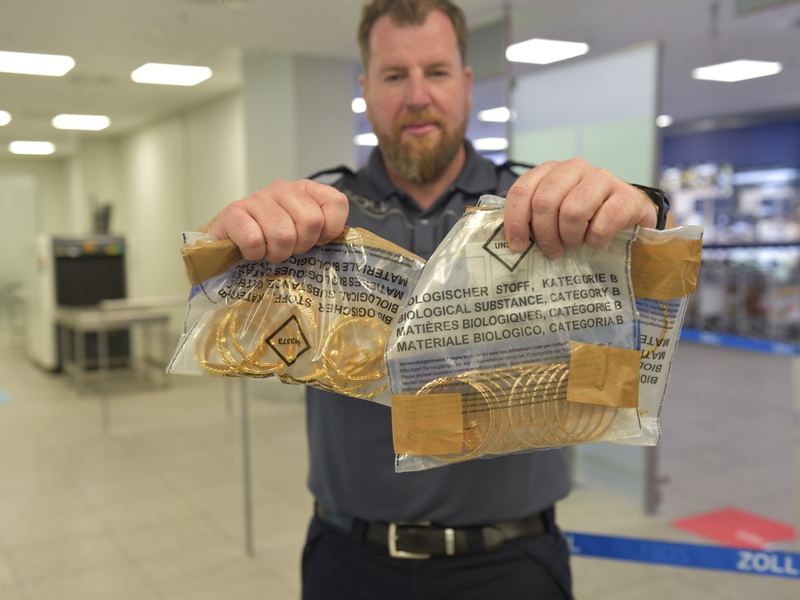 HZA-K: Rund 20 Kilo Marihuana in einem Koffer, fast 17 Kilo Potenzhonig, mehr als 3,6 Kilo geschmuggelter Goldschmuck / Kölner Zoll zieht Sommerferienbilanz am Flughafen - Foto: presseportal.de
