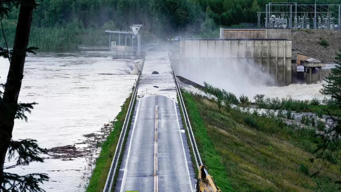 In das Kraftwerk Braskreidfoss ist nach einem Unwetter Wasser eingedrungen. - Bild: Cornelius Poppe/NTB Scanpix/AP/dpa