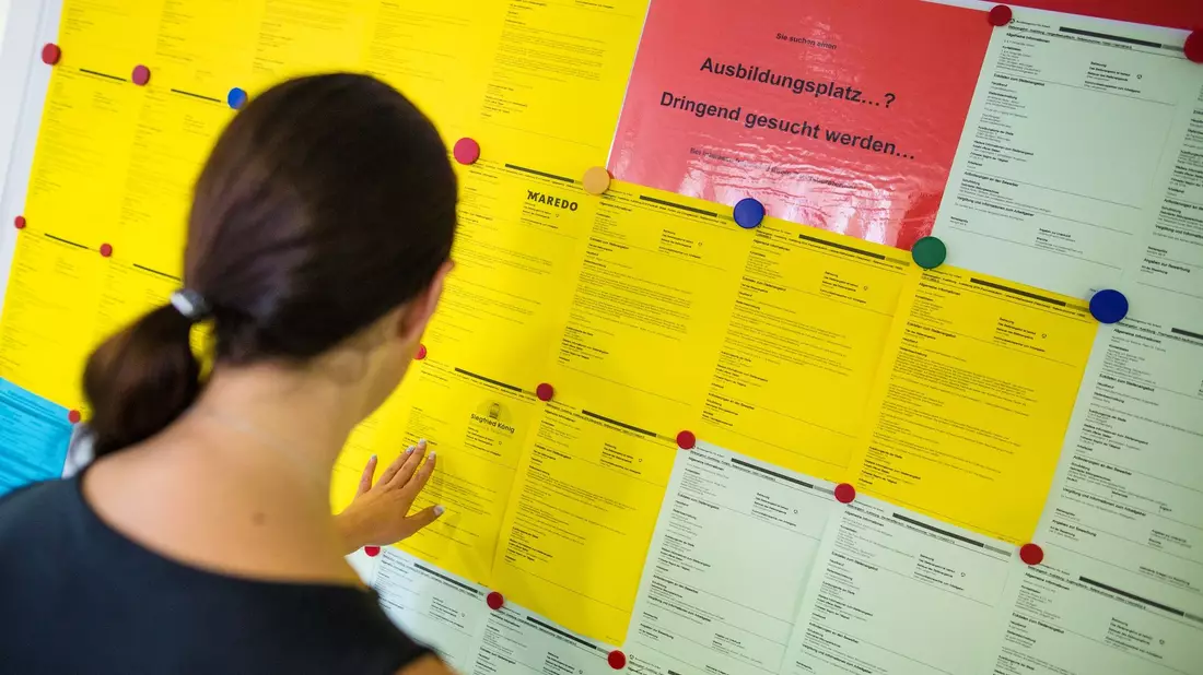 Im Jahr 2022 lag die Erwerbslosenquote der 15- bis 24-Jährigen in Deutschland bei 6,0 Prozent. - Bild: Christoph Schmidt/dpa