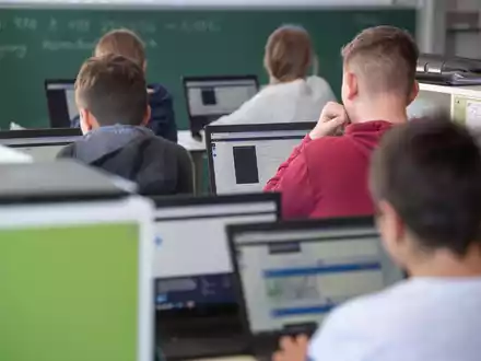 Schülerinnen und Schüler nehmen im Klassenzimmer einer 9. Klasse am Unterricht mit Hilfe von Laptops und Tablets teil. - Foto: Marijan Murat/dpa