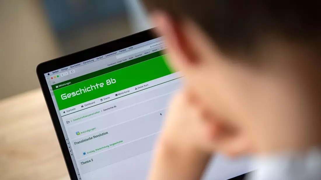 Ein Schüler einer 8. Klasse bedient an einem Notebook eine Lernplattform. Weiterhin beklagen sich die Schülerinnen und Schüler über eine «schlechte technische Ausstattung». - Bild: Marijan Murat/dpa