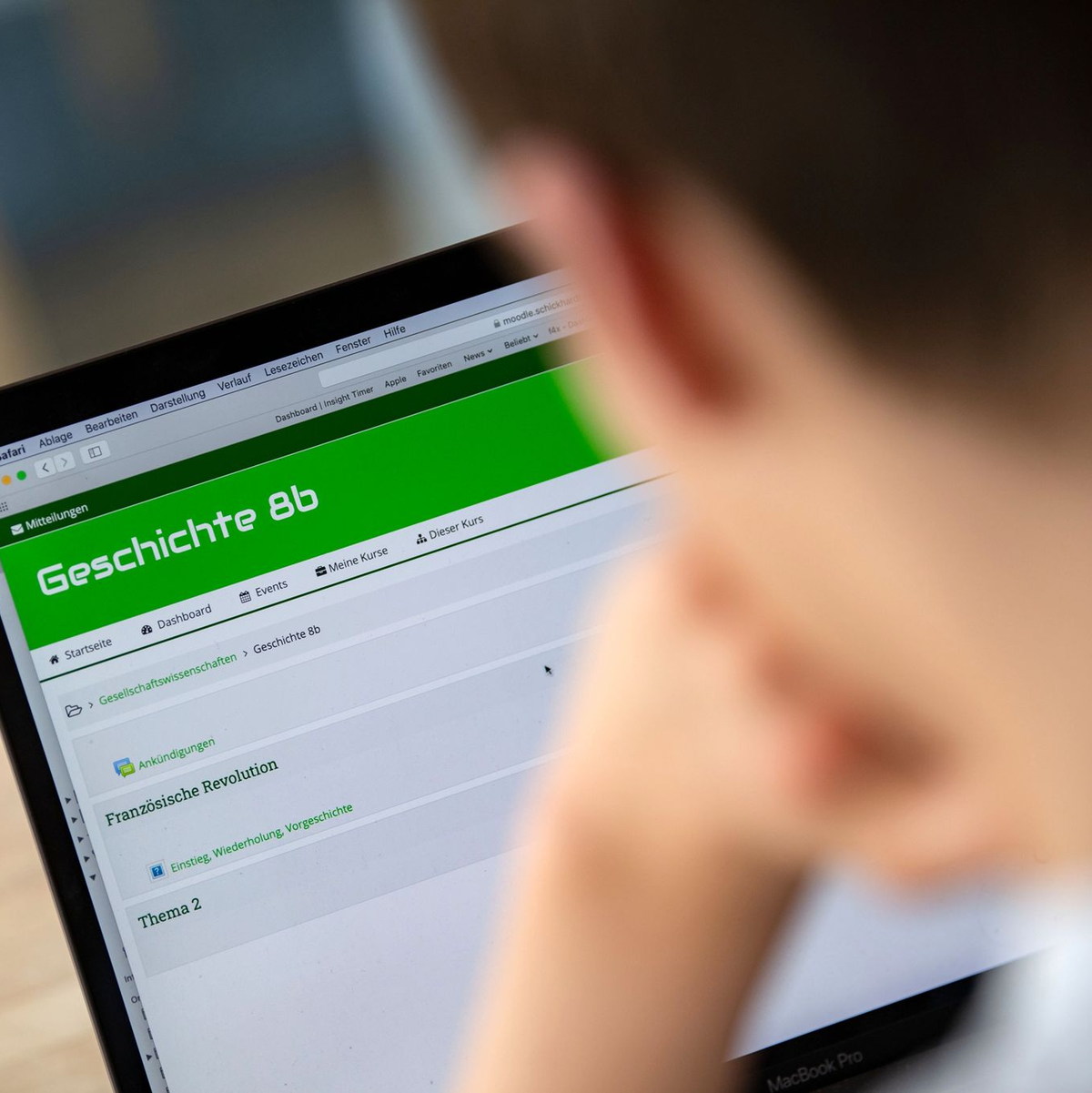 Ein Schüler einer 8. Klasse bedient an einem Notebook eine Lernplattform. Weiterhin beklagen sich die Schülerinnen und Schüler über eine «schlechte technische Ausstattung». - Foto: Marijan Murat/dpa