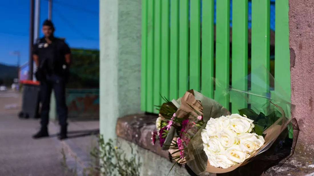 Blumen am Eingang des Grundstücks, auf dem am Mittwoch bei einem Feuer elf Menschen ums Leben kamen. - Bild: Philipp von Ditfurth/dpa