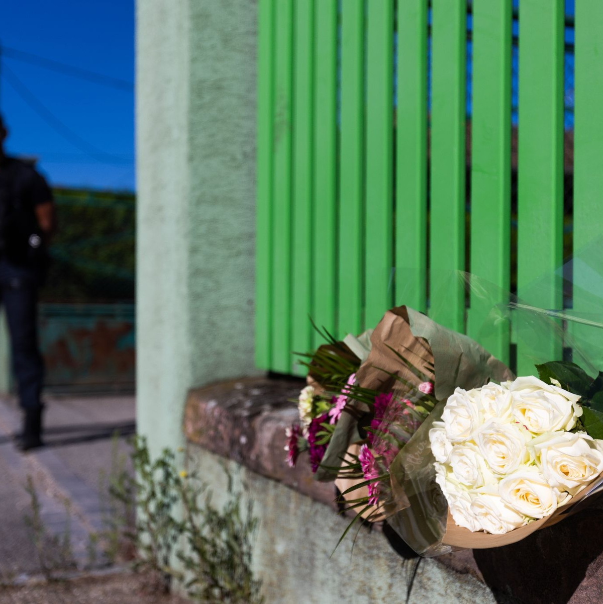 Blumen am Eingang des Grundstücks, auf dem am Mittwoch bei einem Feuer elf Menschen ums Leben kamen. - Foto: Philipp von Ditfurth/dpa
