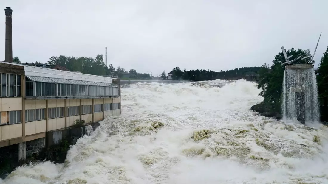 Der Fluss Storelva überschwemmt das Hoenefoss Center im Süden von Norwegen. - Bild: Annika Byrde/NTB Scanpix/AP/dpa