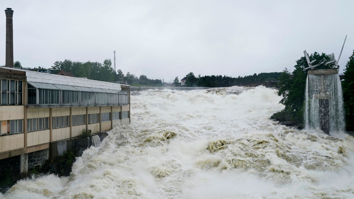 Der Fluss Storelva überschwemmt das Hoenefoss Center im Süden von Norwegen. - Foto: Annika Byrde/NTB Scanpix/AP/dpa