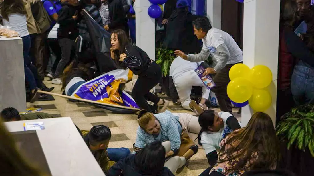 Schüsse fallen nach der Wahlkampfveranstaltung: Anhänger von Präsidentschaftskandidat Villavicencio gehen in Deckung. - Bild: Uncredited/API via AP/dpa