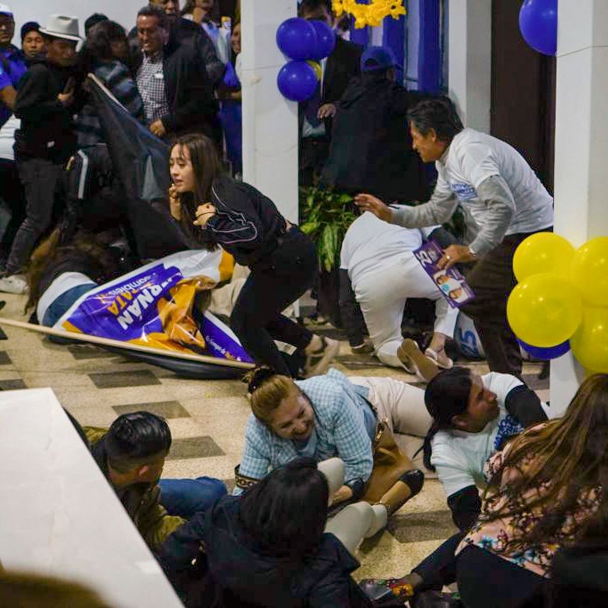 Schüsse fallen nach der Wahlkampfveranstaltung: Anhänger von Präsidentschaftskandidat Villavicencio gehen in Deckung. - Foto: Uncredited/API via AP/dpa