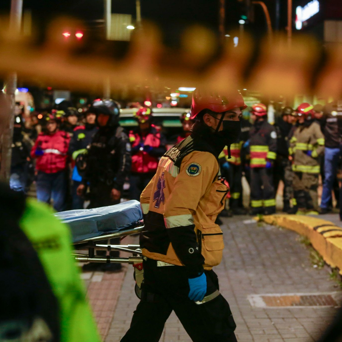 Polizei und Rettungskräfte stehen vor dem Krankenhaus in das mehrere Verletzte nach dem Anschlag eingeliefert wurden. - Foto: Juan Diego Montenegro/AP/dpa