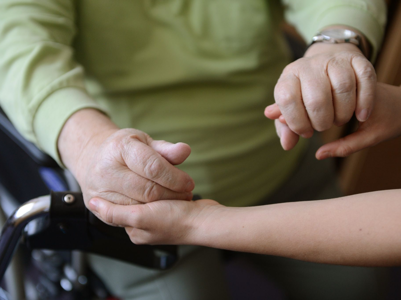 Laut Statistischem Bundesamt gibt es in Deutschland rund fünf Millionen Pflegebedürftige. Die weitaus meisten werden zu Hause versorgt. - Foto: Jens Kalaene/dpa-Zentralbild/dpa