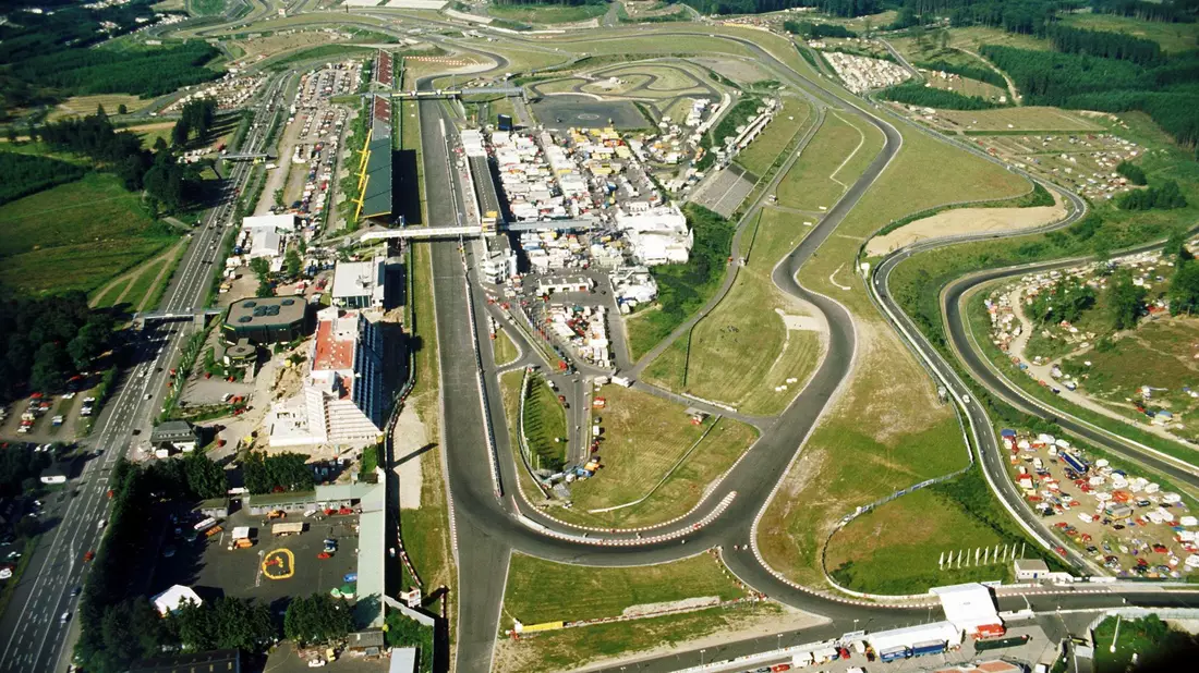 Der Nürburgring aus der Vogelperspektive (Archivbild von 1989). - Bild: Müller/dpa