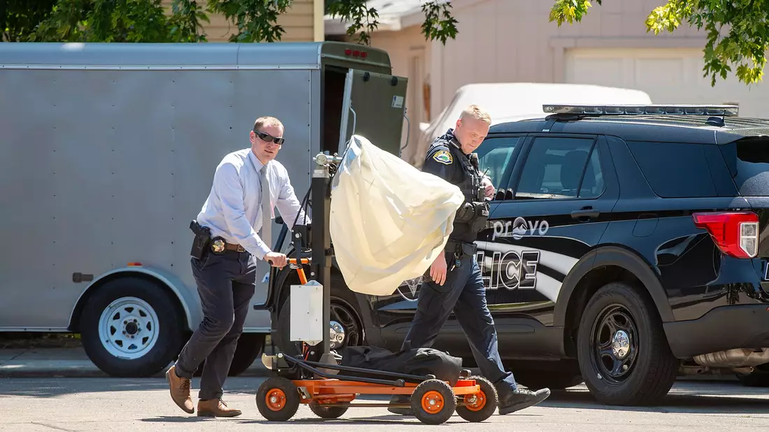 Beamte untersuchen ein Haus in Provo im US-Bundesstaat Utah. Ein Mann wurde dort von FBI-Beamten während einer Hausdurchsuchung erschossen. - Bild: Chris Samuels/The Salt Lake Tribune via AP/dpa