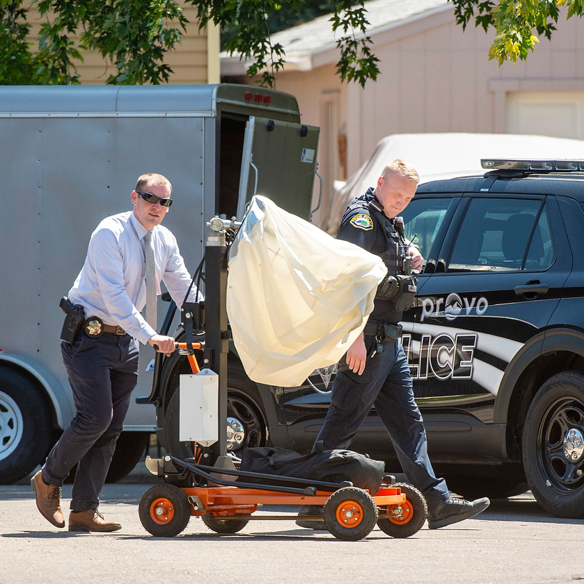 Beamte untersuchen ein Haus in Provo im US-Bundesstaat Utah. Ein Mann wurde dort von FBI-Beamten während einer Hausdurchsuchung erschossen. - Foto: Chris Samuels/The Salt Lake Tribune via AP/dpa