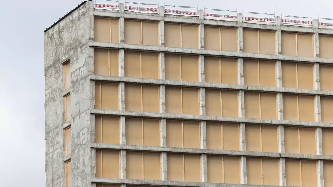 Blick auf ein Hochhaus nach einer Asbest Sanierung. In Wohngebäuden in Deutschland schlummern, laut der Industriegewerkschaft Bauen-Agrar-Umwelt, Millionen Tonnen krebserregendes Asbest. - Bild: Rolf Vennenbernd/dpa