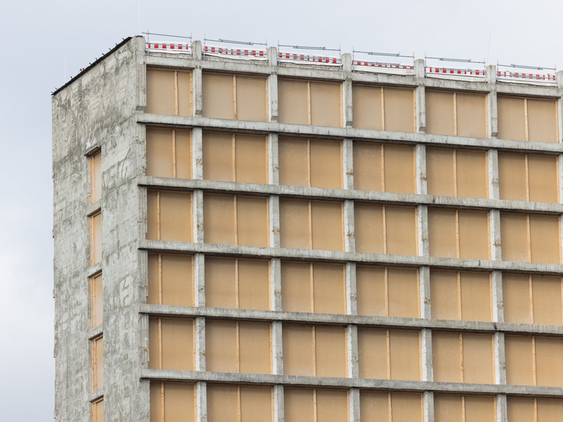 Blick auf ein Hochhaus nach einer Asbest Sanierung. In Wohngebäuden in Deutschland schlummern, laut der Industriegewerkschaft Bauen-Agrar-Umwelt, Millionen Tonnen krebserregendes Asbest. - Foto: Rolf Vennenbernd/dpa