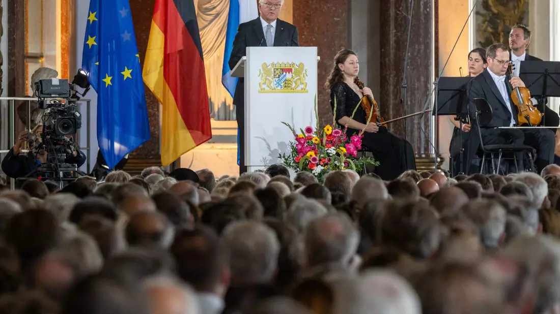 Bundespräsident Frank-Walter Steinmeier spricht beim Festakt zum 75. Jahrestag des Verfassungskonvent im Spiegelsaal des Neuen Schlosses auf der Insel Herrenchiemsee. - Bild: Peter Kneffel/dpa