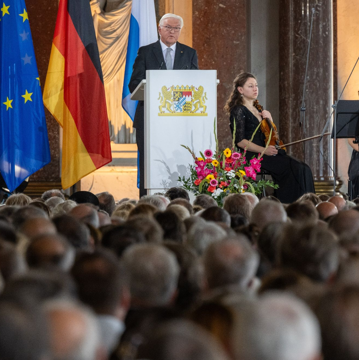 Bundespräsident Frank-Walter Steinmeier spricht beim Festakt zum 75. Jahrestag des Verfassungskonvent im Spiegelsaal des Neuen Schlosses auf der Insel Herrenchiemsee. - Foto: Peter Kneffel/dpa