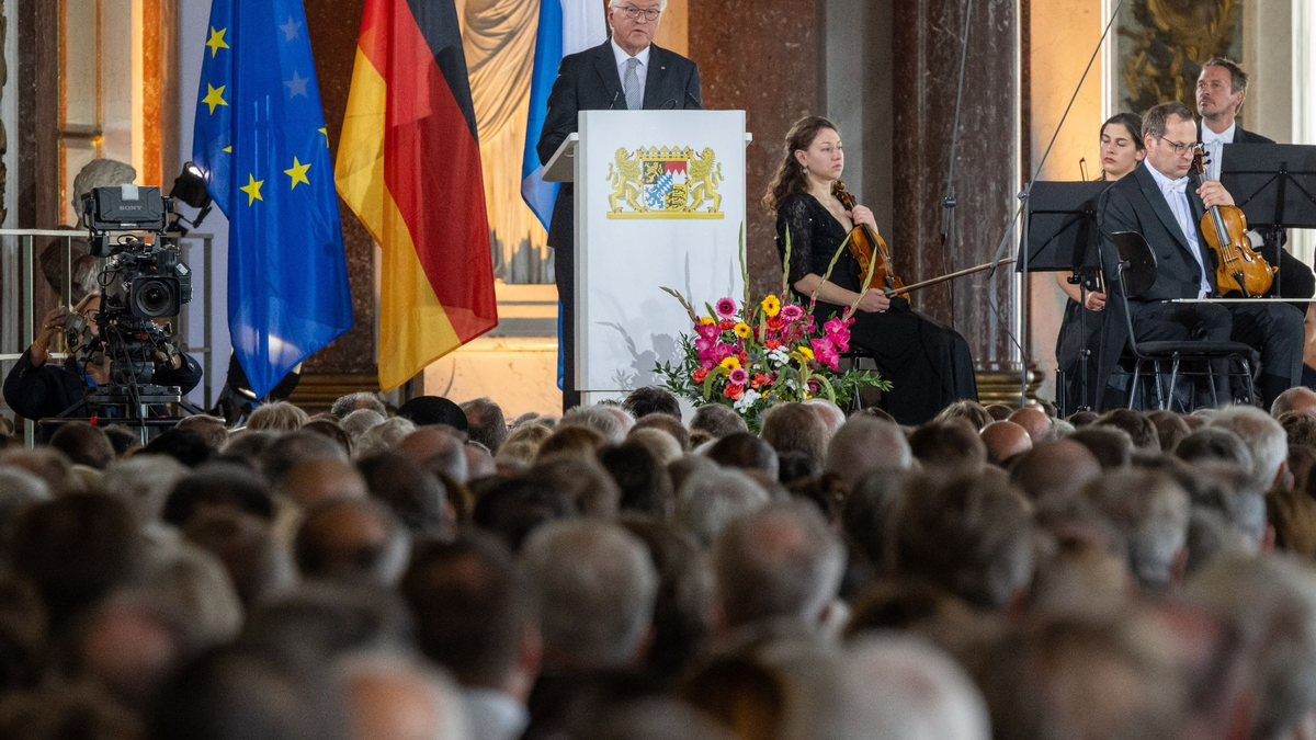 Bundespräsident Frank-Walter Steinmeier spricht beim Festakt zum 75. Jahrestag des Verfassungskonvent im Spiegelsaal des Neuen Schlosses auf der Insel Herrenchiemsee. - Foto: Peter Kneffel/dpa