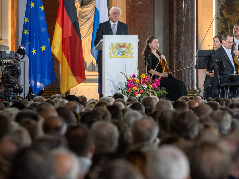 Bundespräsident Frank-Walter Steinmeier spricht beim Festakt zum 75. Jahrestag des Verfassungskonvent im Spiegelsaal des Neuen Schlosses auf der Insel Herrenchiemsee. - Foto: Peter Kneffel/dpa