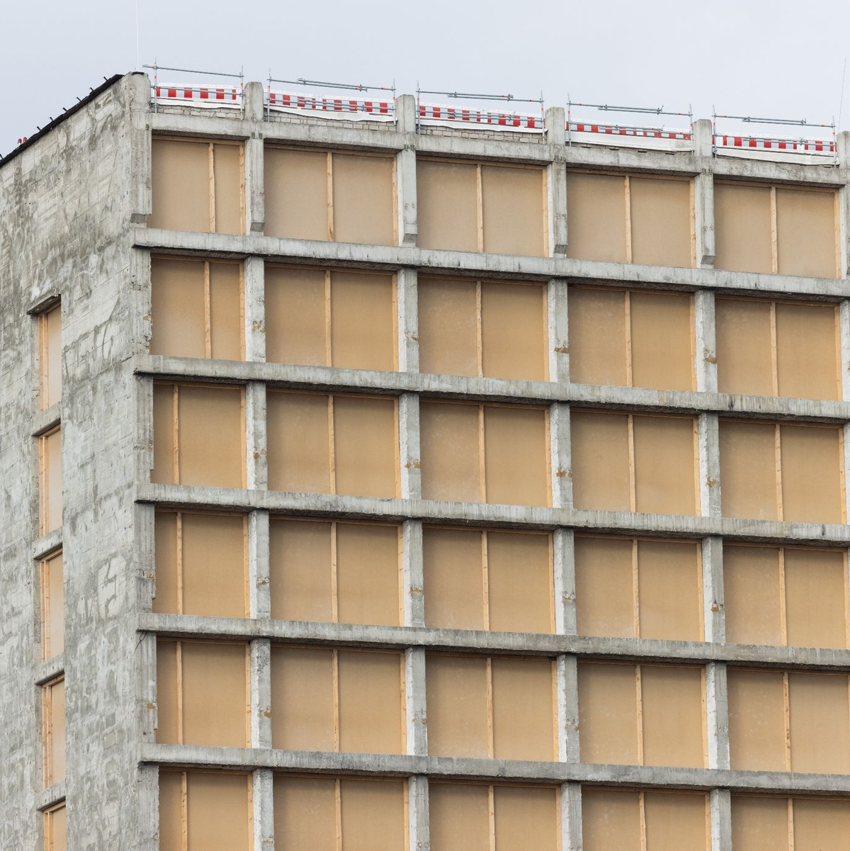 Blick auf ein Hochhaus nach einer Asbest Sanierung. In Wohngebäuden in Deutschland schlummern laut der Industriegewerkschaft Bauen-Agrar-Umwelt Millionen Tonnen krebserregendes Asbest. - Foto: Rolf Vennenbernd/dpa