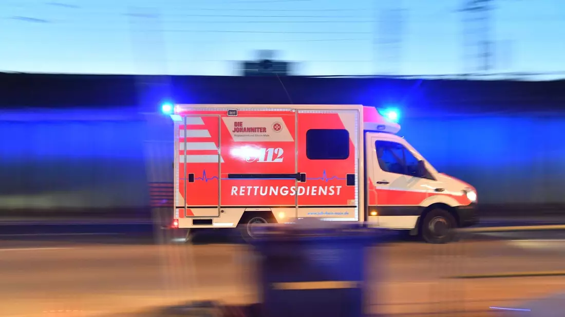 Nicht immer kommt der Rettungswagen schnell zum Unfall durch, wenn Autofahrer eine  Rettungsgasse blockieren. (Symbolbild) - Bild: Boris Roessler/dpa