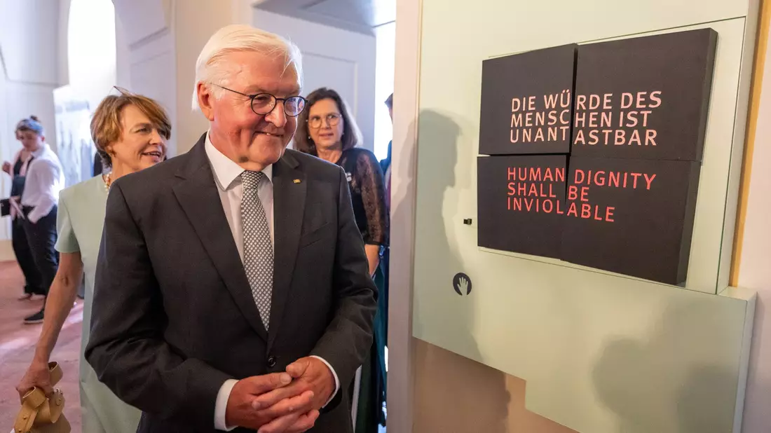 Bundespräsident Frank-Walter Steinmeier in der neuen Ausstellung «Der Wille zu Freiheit und Demokratie. Der Verfassungskonvent von Herrenchiemsee 1948» im Alten Schloss im bayerischen Herrenchiemsee. - Bild: Peter Kneffel/dpa