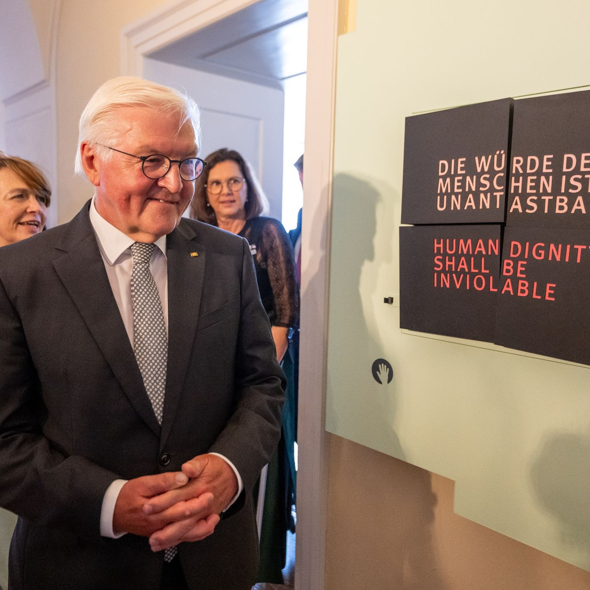 Bundespräsident Frank-Walter Steinmeier in der neuen Ausstellung «Der Wille zu Freiheit und Demokratie. Der Verfassungskonvent von Herrenchiemsee 1948» im Alten Schloss im bayerischen Herrenchiemsee. - Foto: Peter Kneffel/dpa