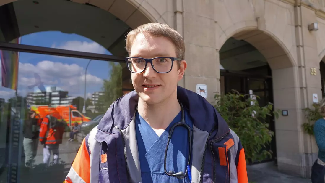 Kein Platz für den Rettungswagen: Notarzt Frederick Voß ist mit einem Fahrrad zu einem schwer verletzten Unfallopfer geradelt. - Bild: Agaplesion Bethesda Krankenhaus/dpa