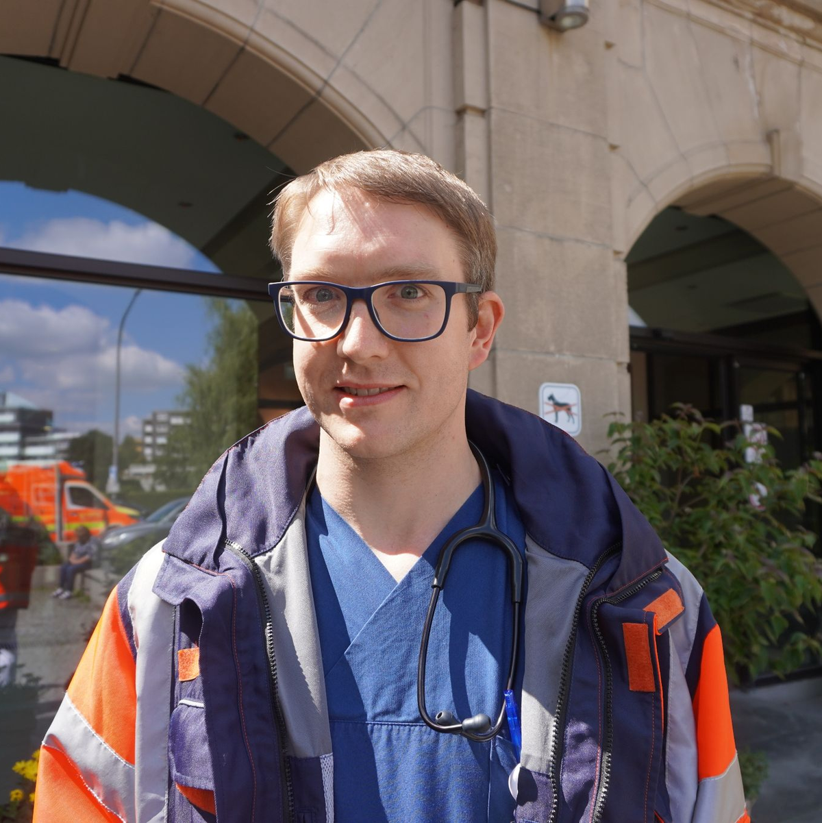 Kein Platz für den Rettungswagen: Notarzt Frederick Voß ist mit einem Fahrrad zu einem schwer verletzten Unfallopfer geradelt. - Foto: Agaplesion Bethesda Krankenhaus/dpa