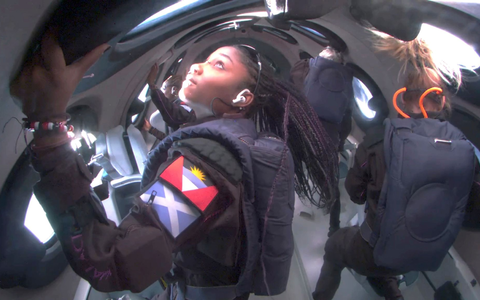 Eine Mutter und ihre Tochter erlebten bei dem kommerziellen Weltall-Flug einige Minuten Schwerelosigkeit. - Foto: -/Virgin Galactic/AP/dpa