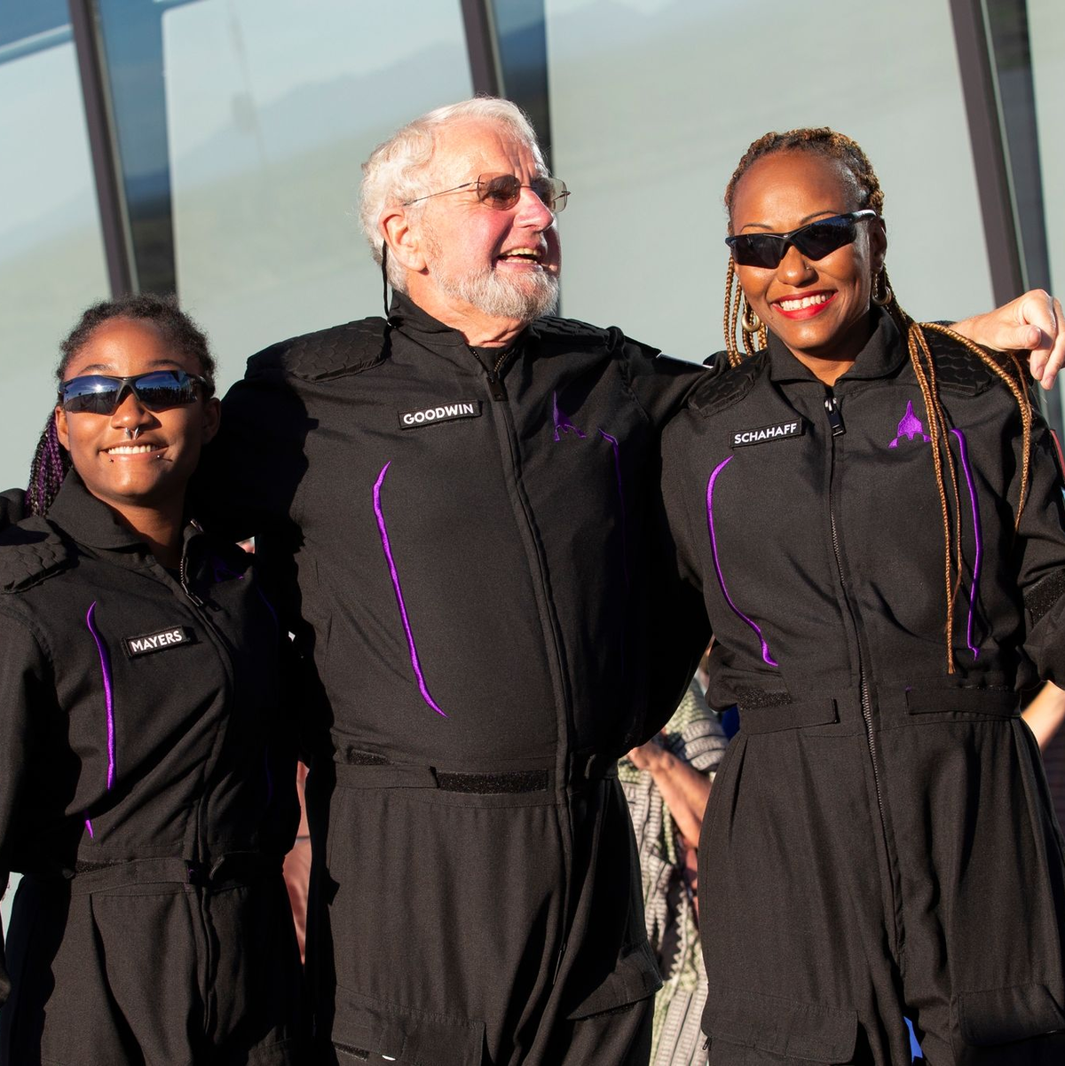 Keisha Schahaff und ihre 18-jährige Tochter Anastatia Mayers sind die ersten zivilen Weltraumtouristinnen, für deren Flug mit Virgin Galactic Geld gezahlt wurde. - Foto: Andres Leighton/AP/dpa