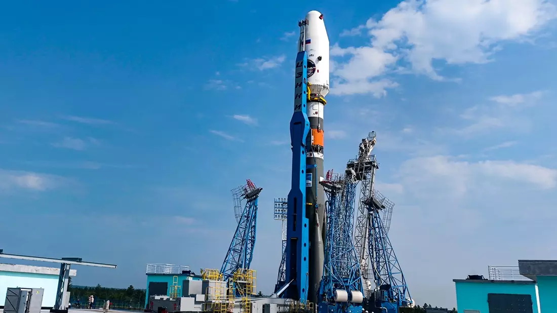 Die Trägerrakete vom Typ Sojus-2.1b mit der Raumsonde «Luna-25» an Bord steht am Startplatz auf dem russischen Weltraumbahnhof Wostotschny. - Bild: Uncredited/Roscosmos State Space Corporation/AP/dpa