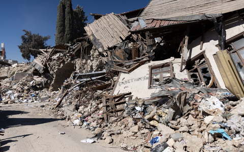 Trümmer liegen in der türkischen Stadt Antakya, wo ein heftiges Erdbeben im Februar schwere Schäden anrichtete. - Foto: Bradley Secker/dpa