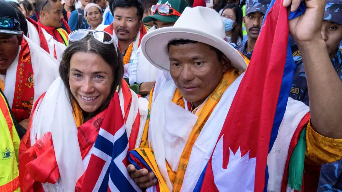 Die Bergsteigerin Kristin Harila (l) und Sherpa-Führer Tenjen Lama (r) kommen in Kathmandu an. - Bild: Niranjan Shrestha/AP/dpa