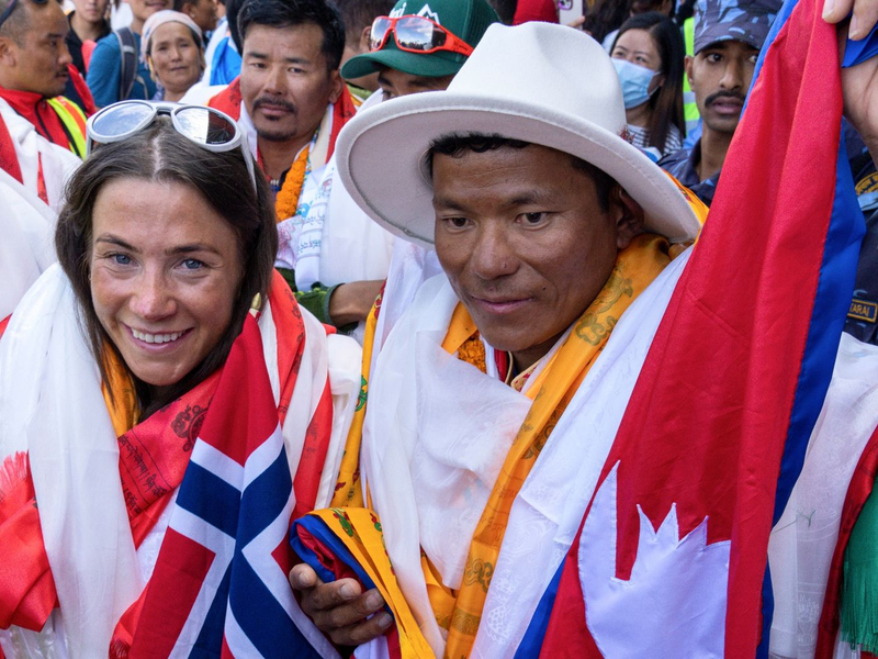 Die Bergsteigerin Kristin Harila (l) und Sherpa-Führer Tenjen Lama (r) kommen in Kathmandu an. - Foto: Niranjan Shrestha/AP/dpa