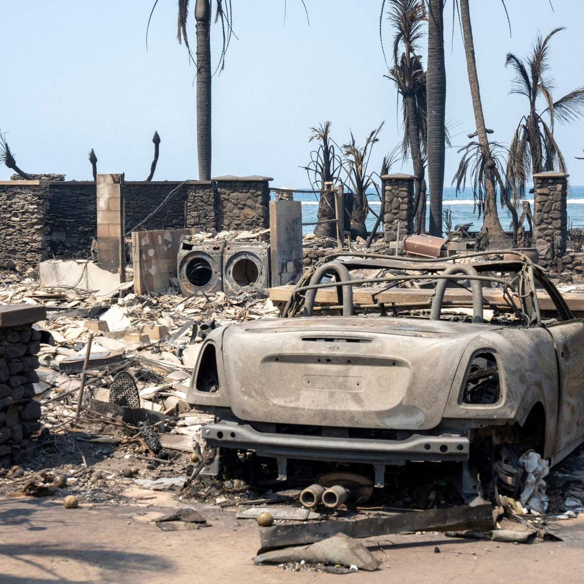 Die Trümmer des Waldbrandes in Lahaina. - Foto: Tiffany Kidder Winn/via AP/dpa
