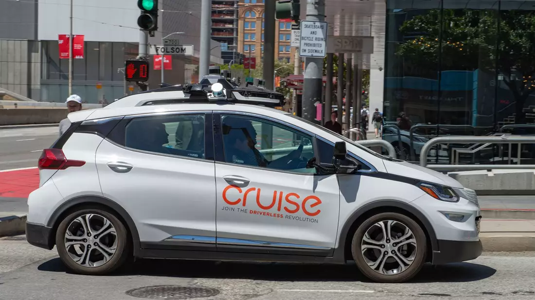 Ein selbstfahrendes Auto der General-Motors-Tochterfirma Cruise ist im Straßenverkehr unterwegs. - Bild: Andrej Sokolow/dpa