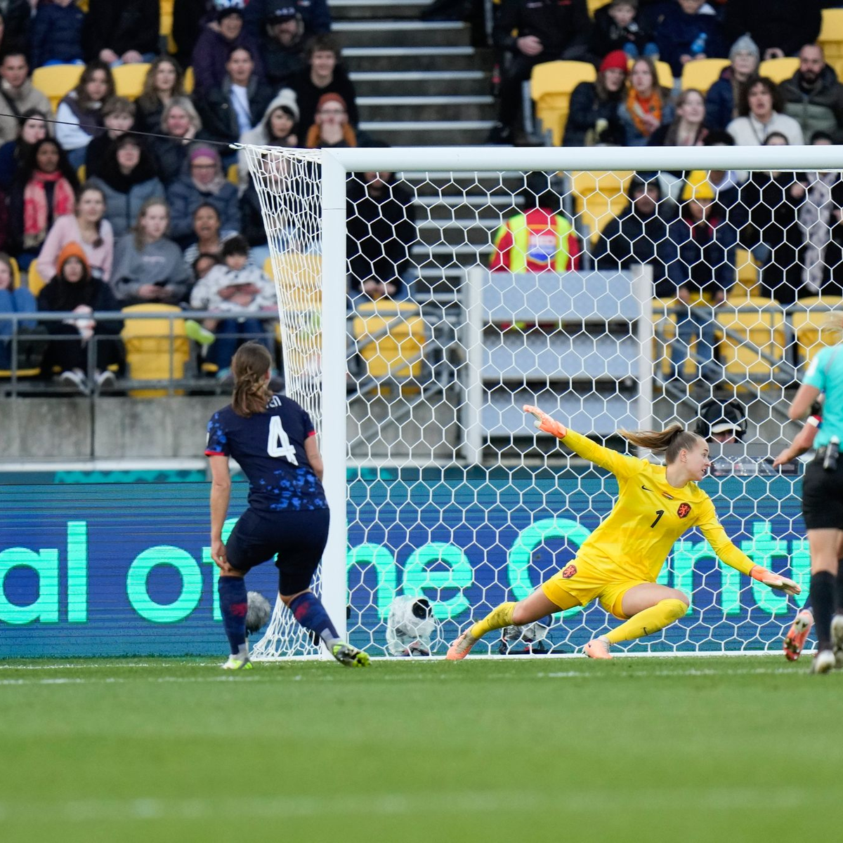 Die Spanierin Salma Paralluelo (l) trifft ins Tor während der Verlängerung. - Foto: Alessandra Tarantino/AP/dpa