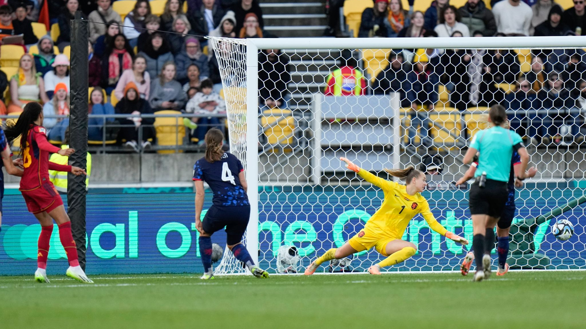 Die Spanierin Salma Paralluelo (l) trifft ins Tor während der Verlängerung. - Foto: Alessandra Tarantino/AP/dpa