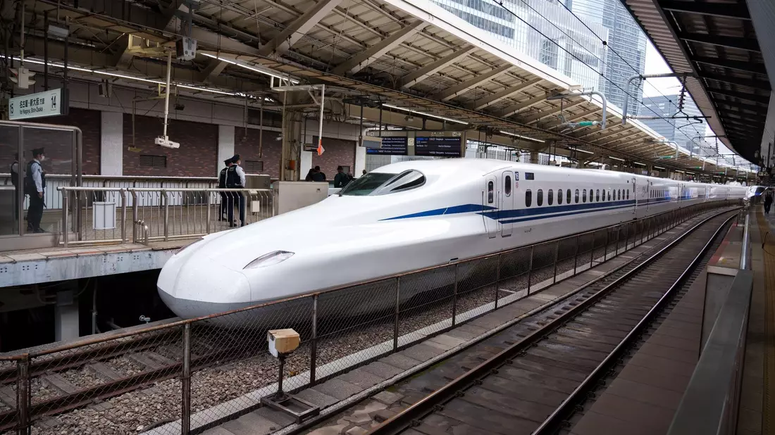 Ein Hochgeschwindigkeitszug Shinkansen steht auf einem Bahnhof in Tokio. - Bild: Soeren Stache/dpa