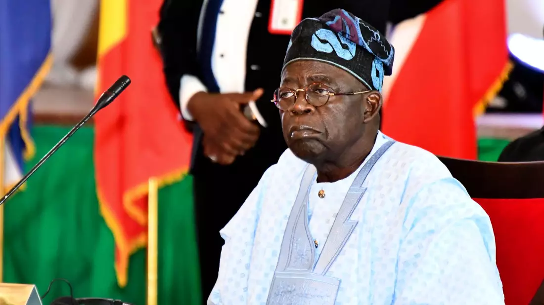Der nigerianische Präsident Bola Tinubu nimmt an der Ecowas-Sitzung in Abuja teil. - Bild: Gbemiga Olamikan/AP/dpa